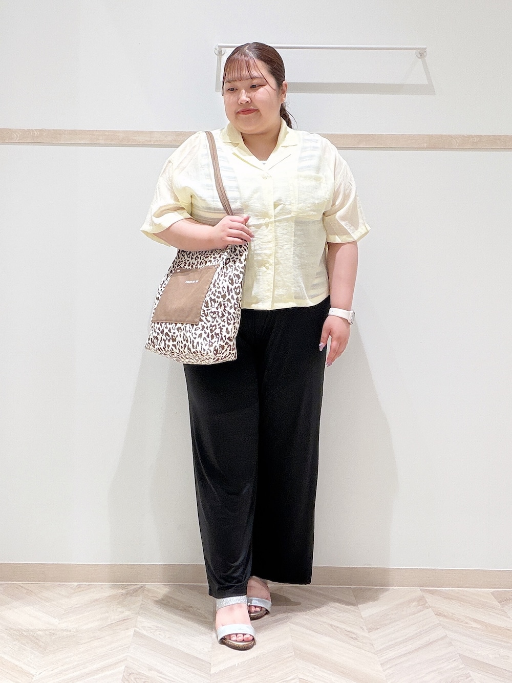 イエロー系のシャツ/ブラウス、ベージュ系のニット/セーター、ブラック系のその他パンツを着用したレディースの夏コーディネートの1枚目の写真