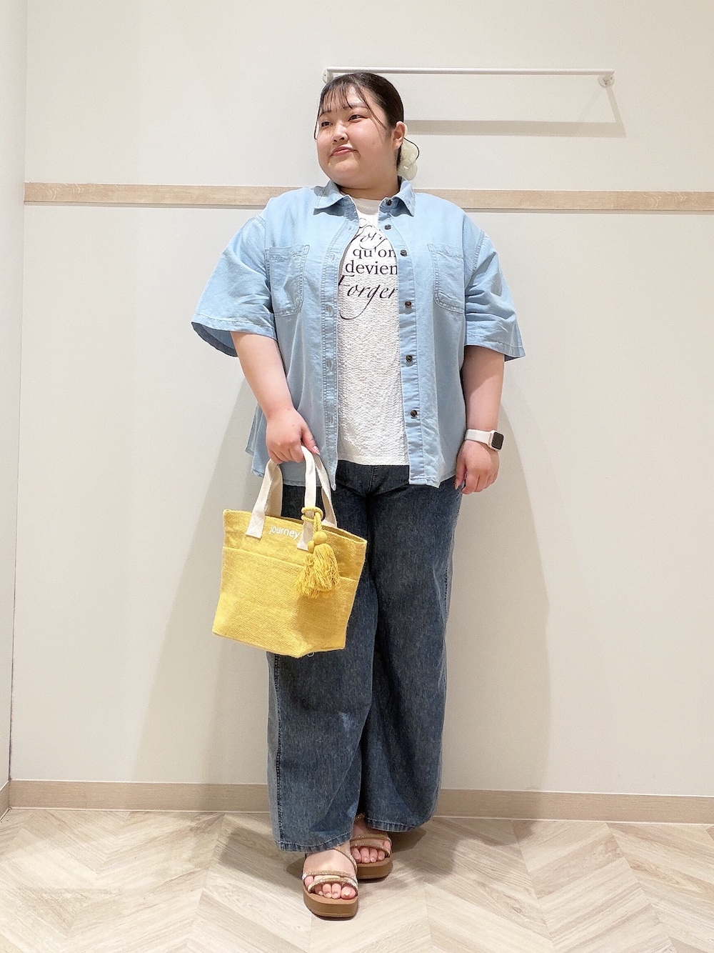 ブルー系のシャツ/ブラウス、ホワイト系のTシャツ/カットソー、ブルー系のデニムパンツを着用したレディースの夏コーディネートの1枚目の写真