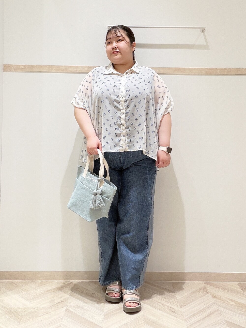 ベージュ系のシャツ/ブラウス、ブラウン系のタンクトップ、ブルー系のデニムパンツを着用したレディースの夏コーディネートの1枚目の写真