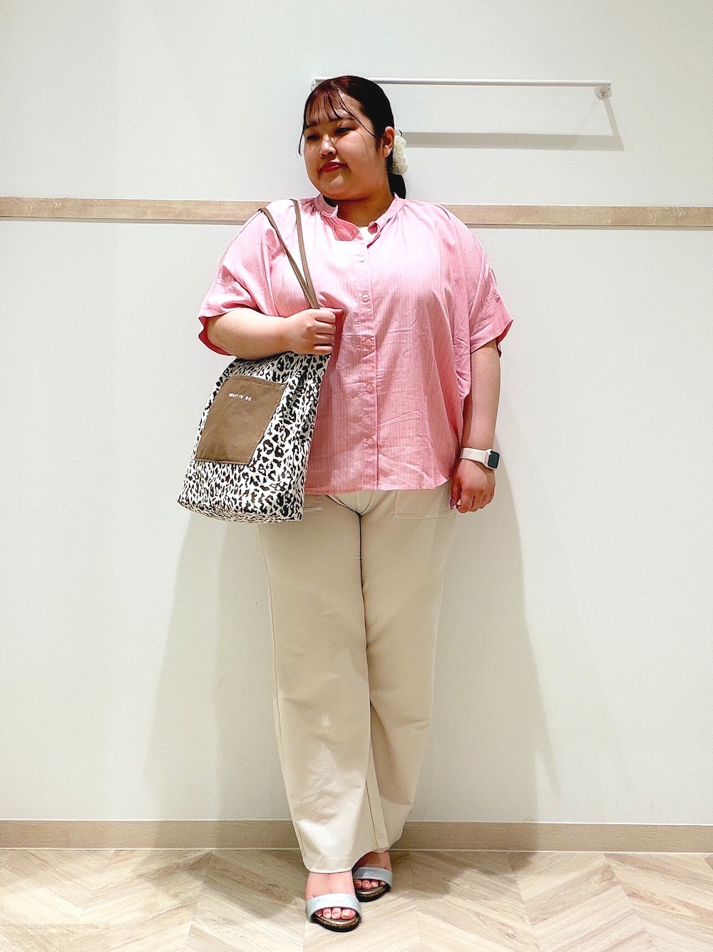 ピンク系のシャツ/ブラウス、ホワイト系のニット/セーター、ホワイト系のその他パンツを着用したレディースの夏コーディネートの1枚目の写真