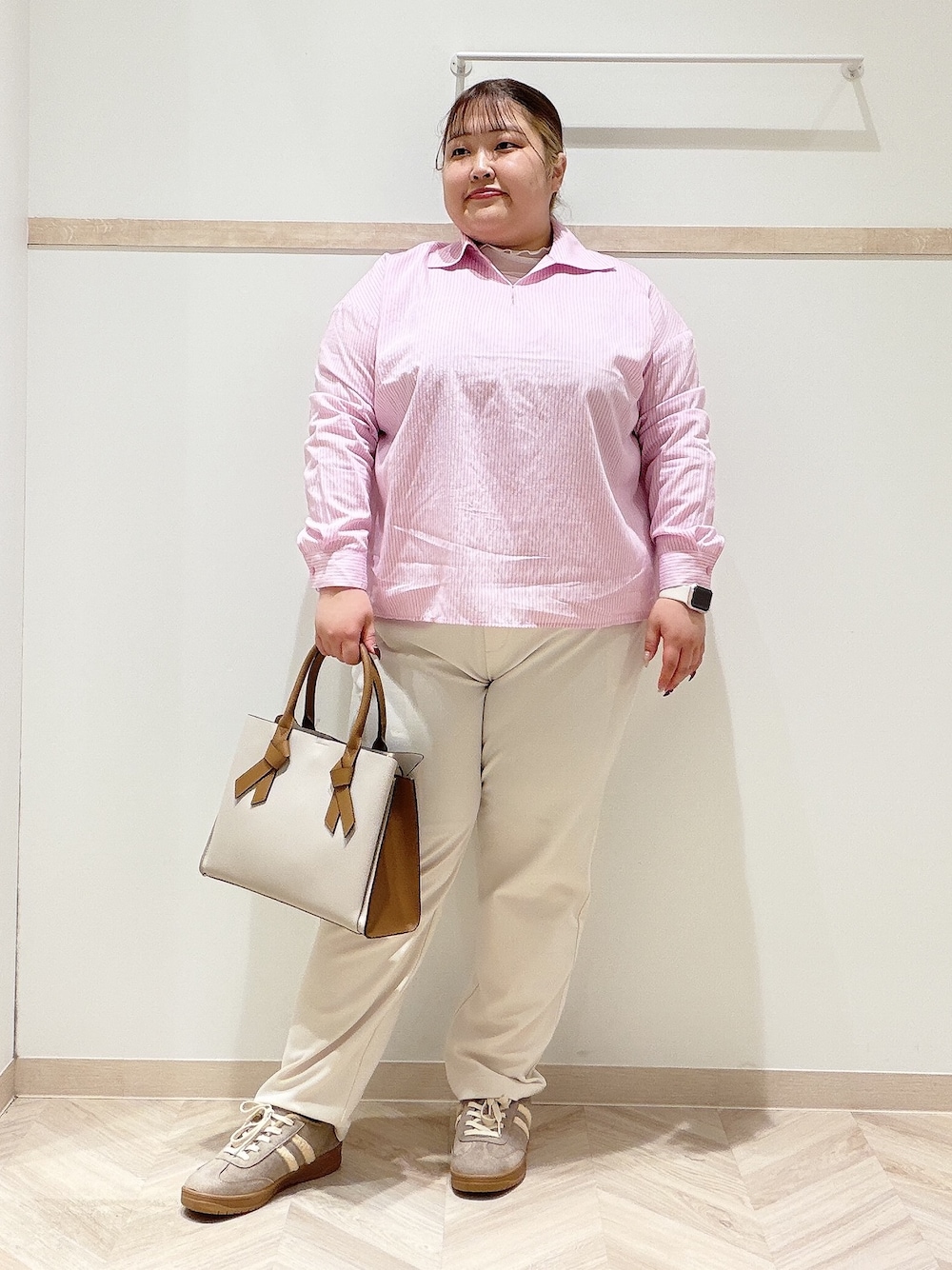 ピンク系のシャツ/ブラウス、ホワイト系のTシャツ/カットソー、ホワイト系のその他パンツを着用したレディースの秋コーディネートの1枚目の写真