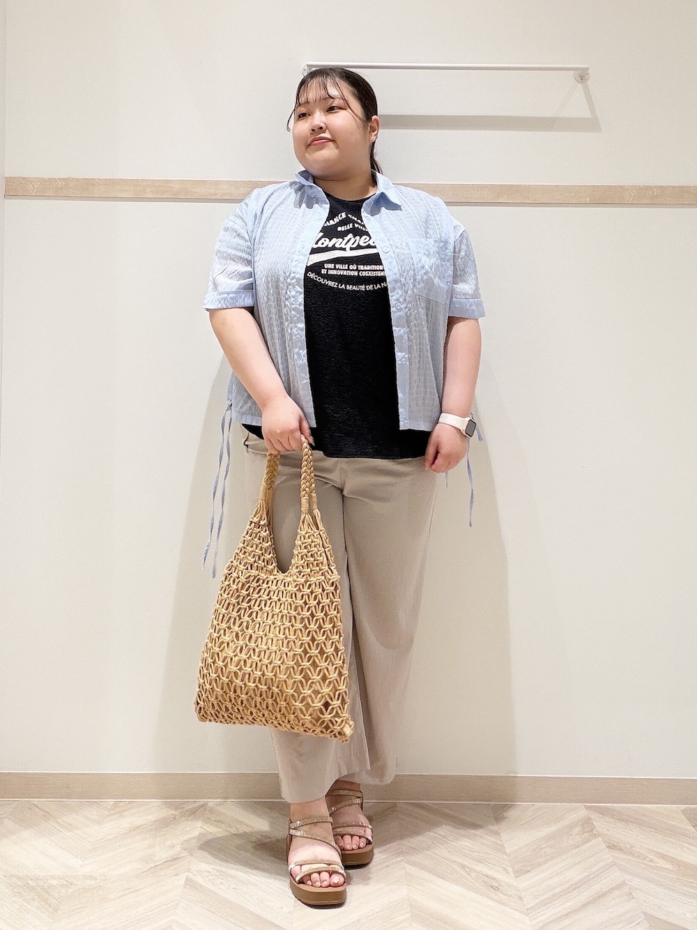 ブルー系のシャツ/ブラウス、ブラック系のTシャツ/カットソー、ベージュ系のその他パンツを着用したレディースの夏コーディネートの1枚目の写真