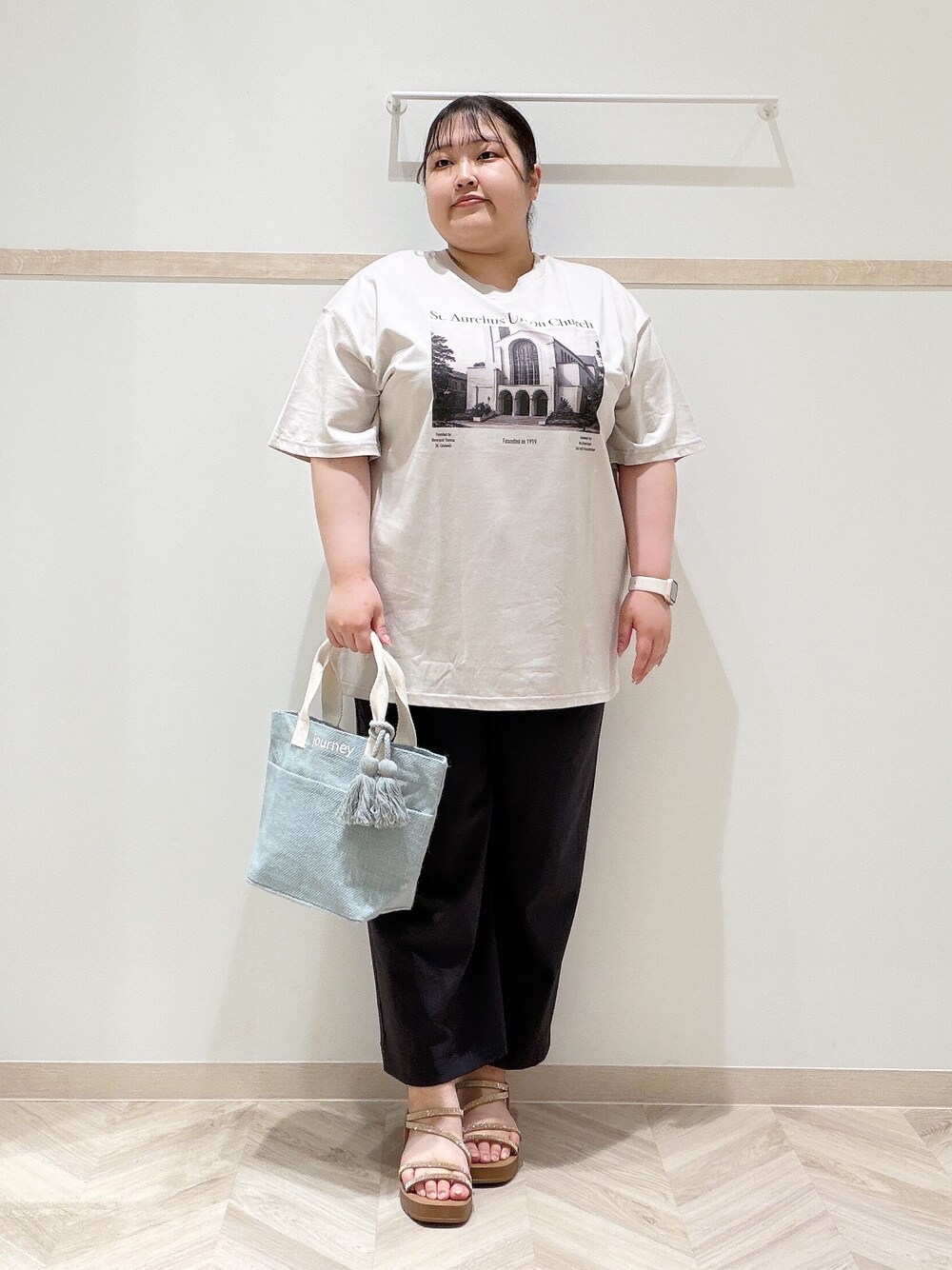 ベージュ系のTシャツ/カットソー、グレー系のその他パンツ、ベージュ系のサンダルを着用したレディースの夏コーディネートの1枚目の写真