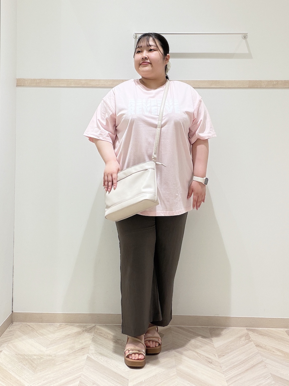 ピンク系のTシャツ/カットソー、ブラウン系のその他パンツ、ベージュ系のサンダルを着用したレディースの夏コーディネートの1枚目の写真