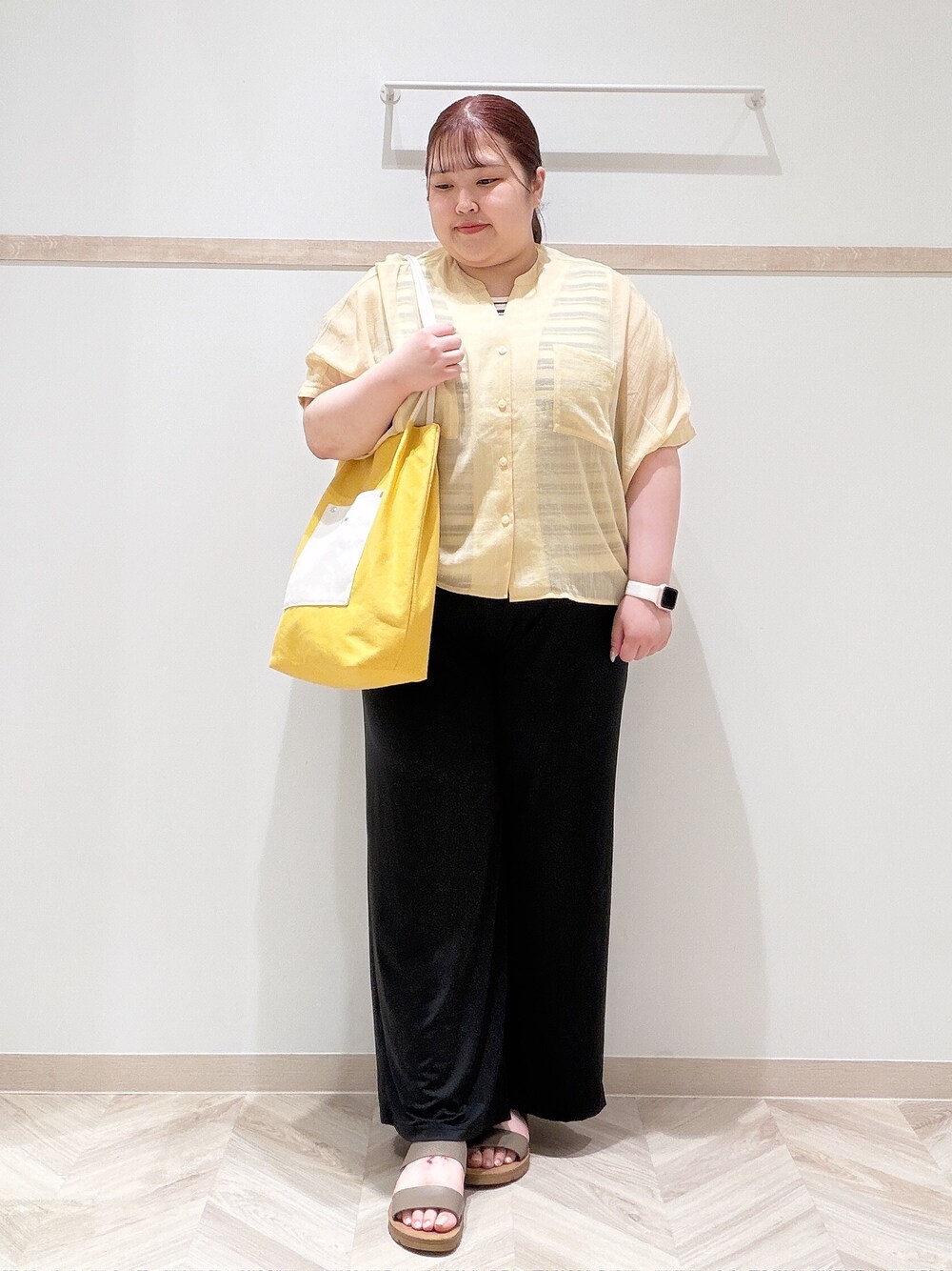 イエロー系のシャツ/ブラウス、ベージュ系のニット/セーター、ブラック系のその他パンツを着用したレディースの夏コーディネートの1枚目の写真