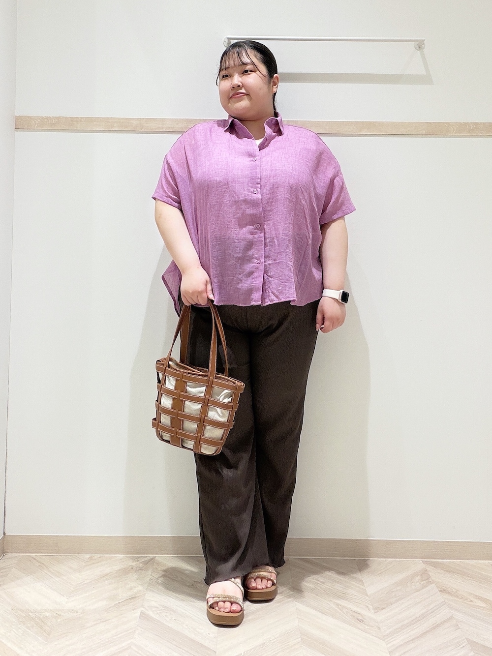 ピンク系のシャツ/ブラウス、ホワイト系のタンクトップ、ブラウン系のその他パンツを着用したレディースの夏コーディネートの1枚目の写真