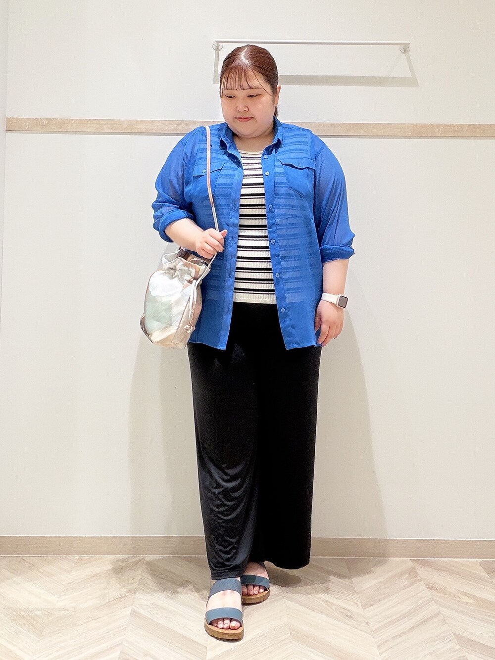 ブルー系のシャツ/ブラウス、ベージュ系のニット/セーター、ブラック系のその他パンツを着用したレディースの夏コーディネートの1枚目の写真
