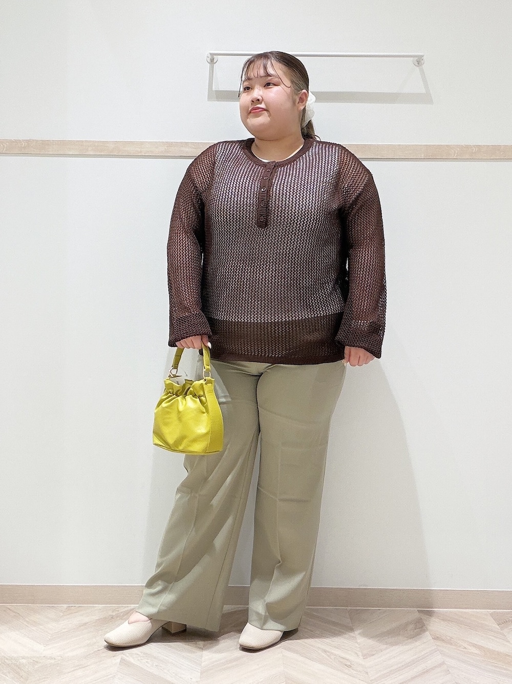グリーン系のその他パンツ、ベージュ系のパンプス、イエロー系のショルダーバッグを着用したレディースの夏コーディネートの1枚目の写真