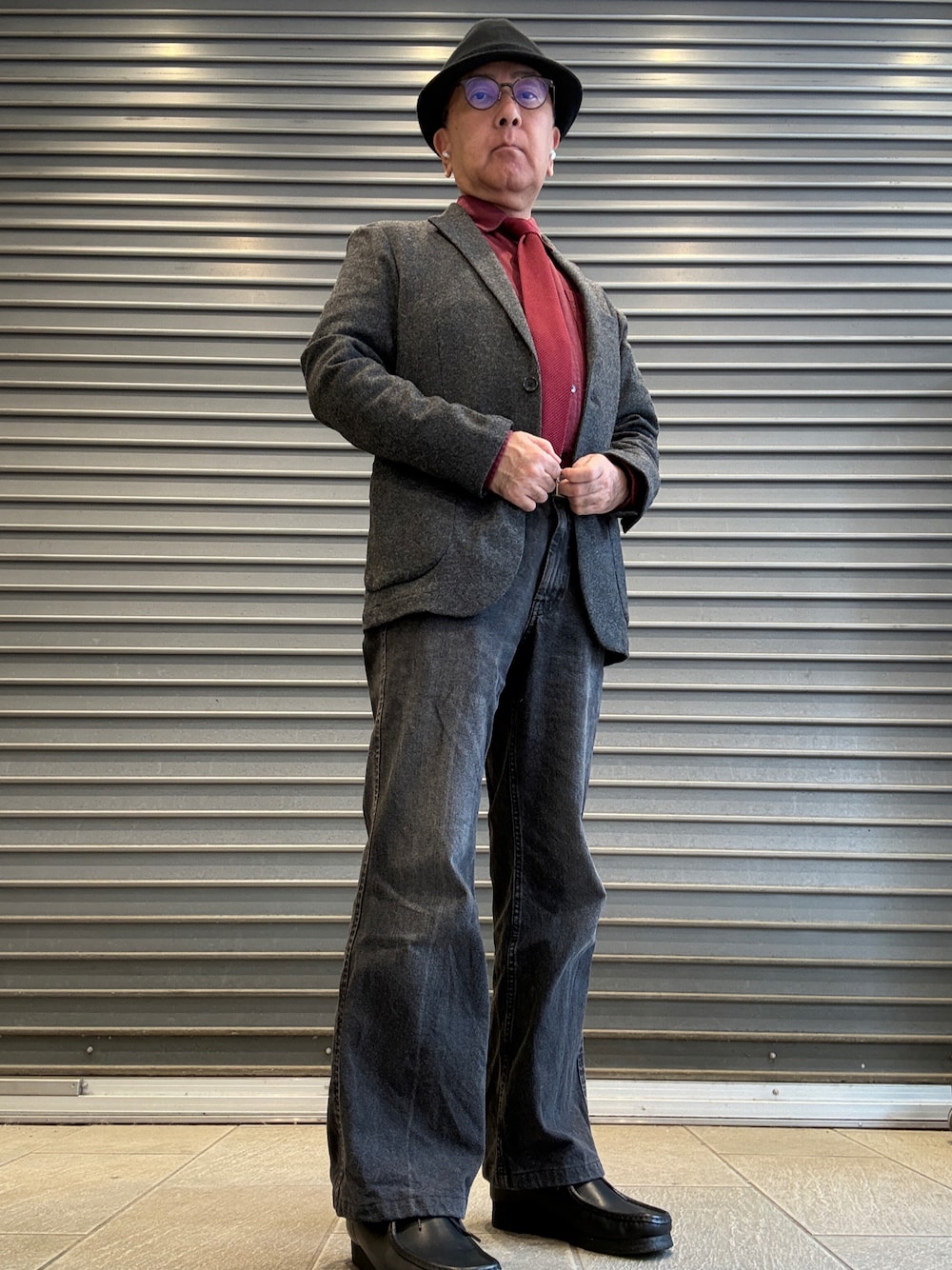 グレー系のデニムパンツ、グレー系のテーラードジャケット、ブラック系のモカシン/デッキシューズを着用したメンズの秋コーディネートの1枚目の写真