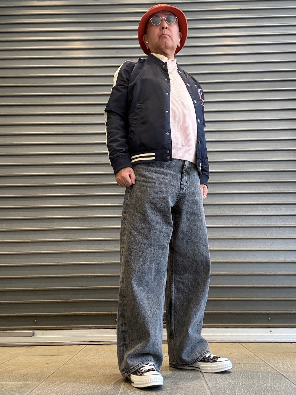 イエロー系のシャツ/ブラウス、ピンク系のニット/セーター、ブルー系のスカジャンを着用したメンズの春コーディネートの1枚目の写真