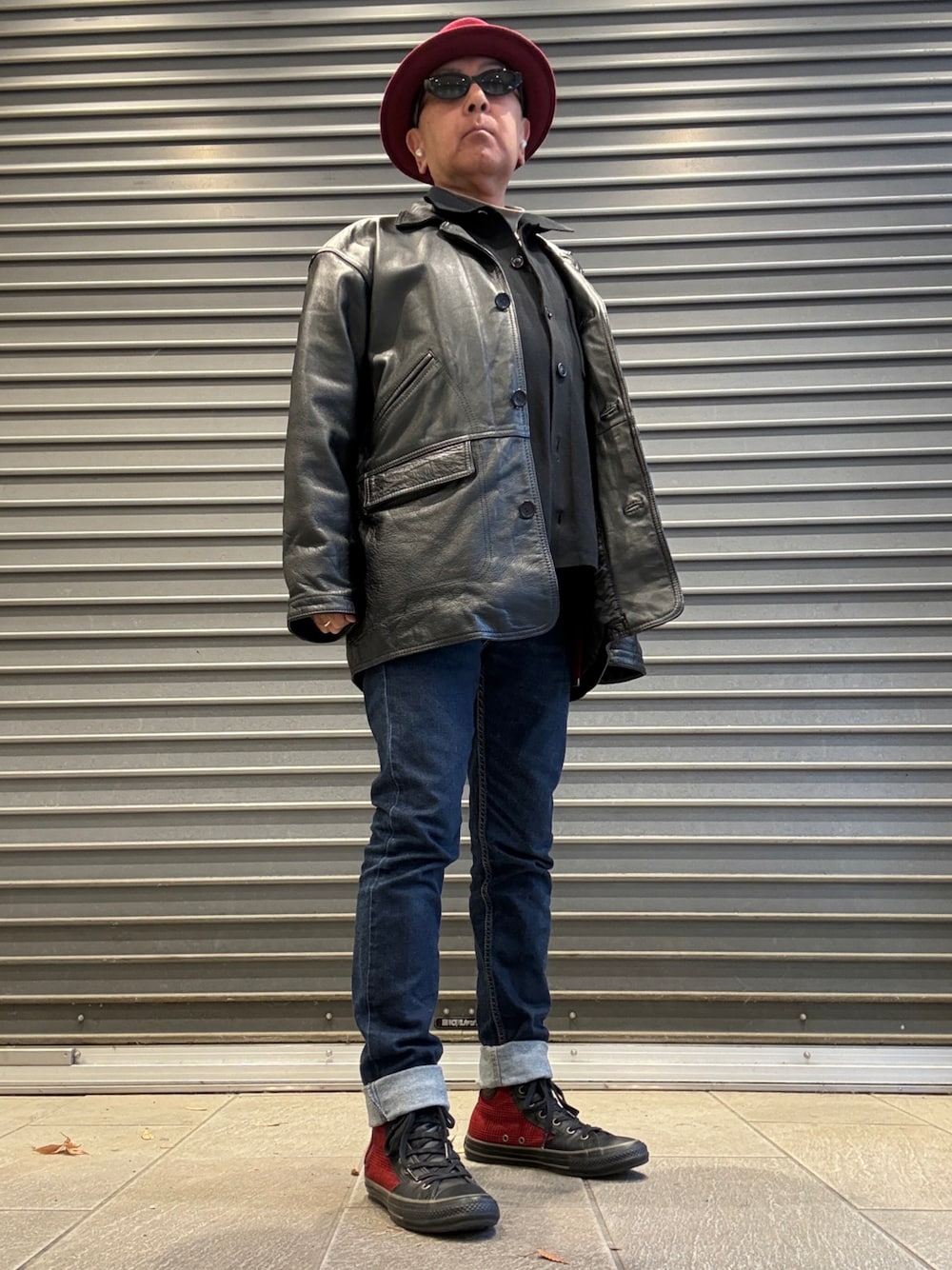 ブラック系のその他アウター、ブラック系のカーディガン/ボレロ、グレー系のTシャツ/カットソーを着用したメンズの冬コーディネートの1枚目の写真