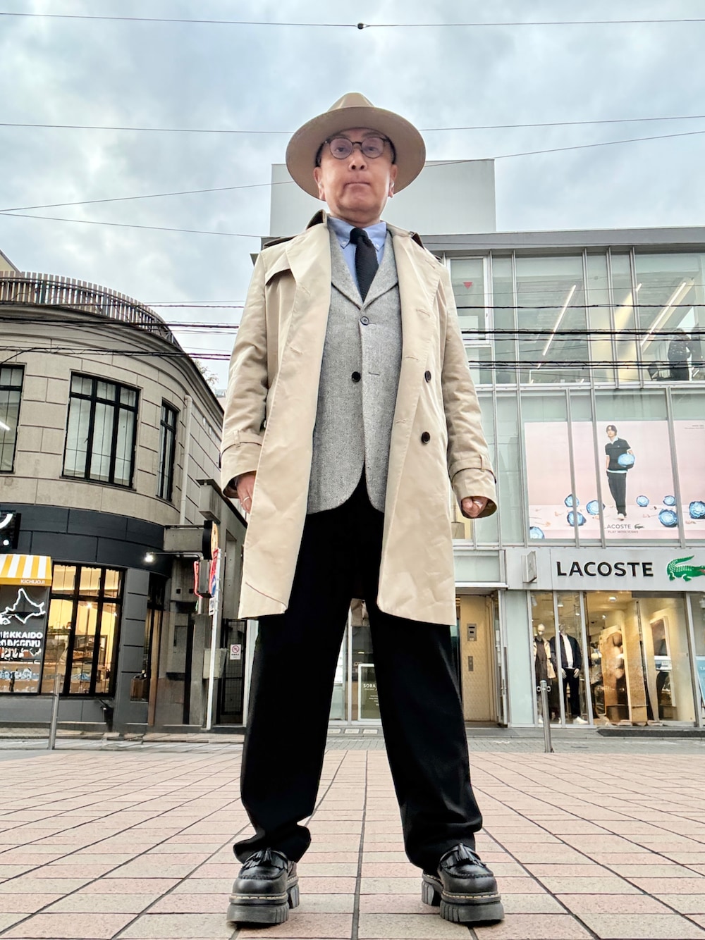 ブルー系のシャツ/ブラウス、ブラック系のネクタイ、グレー系のテーラードジャケットを着用したメンズの冬コーディネートの1枚目の写真