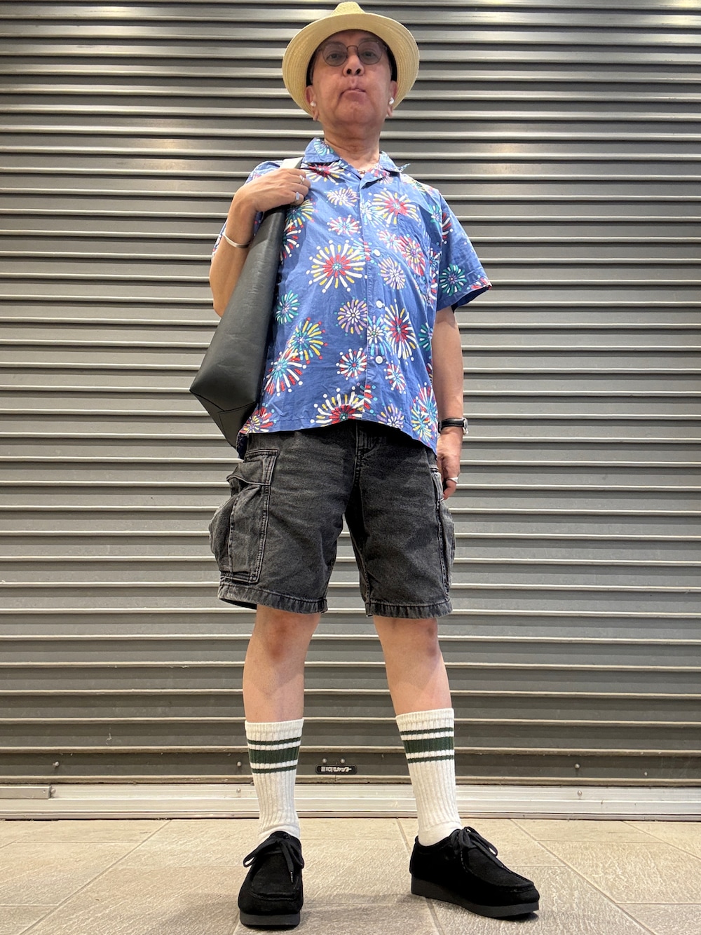 グレー系のカーゴパンツ、ブルー系のシャツ/ブラウス、ブラック系のトートバッグを着用したメンズの夏コーディネートの1枚目の写真