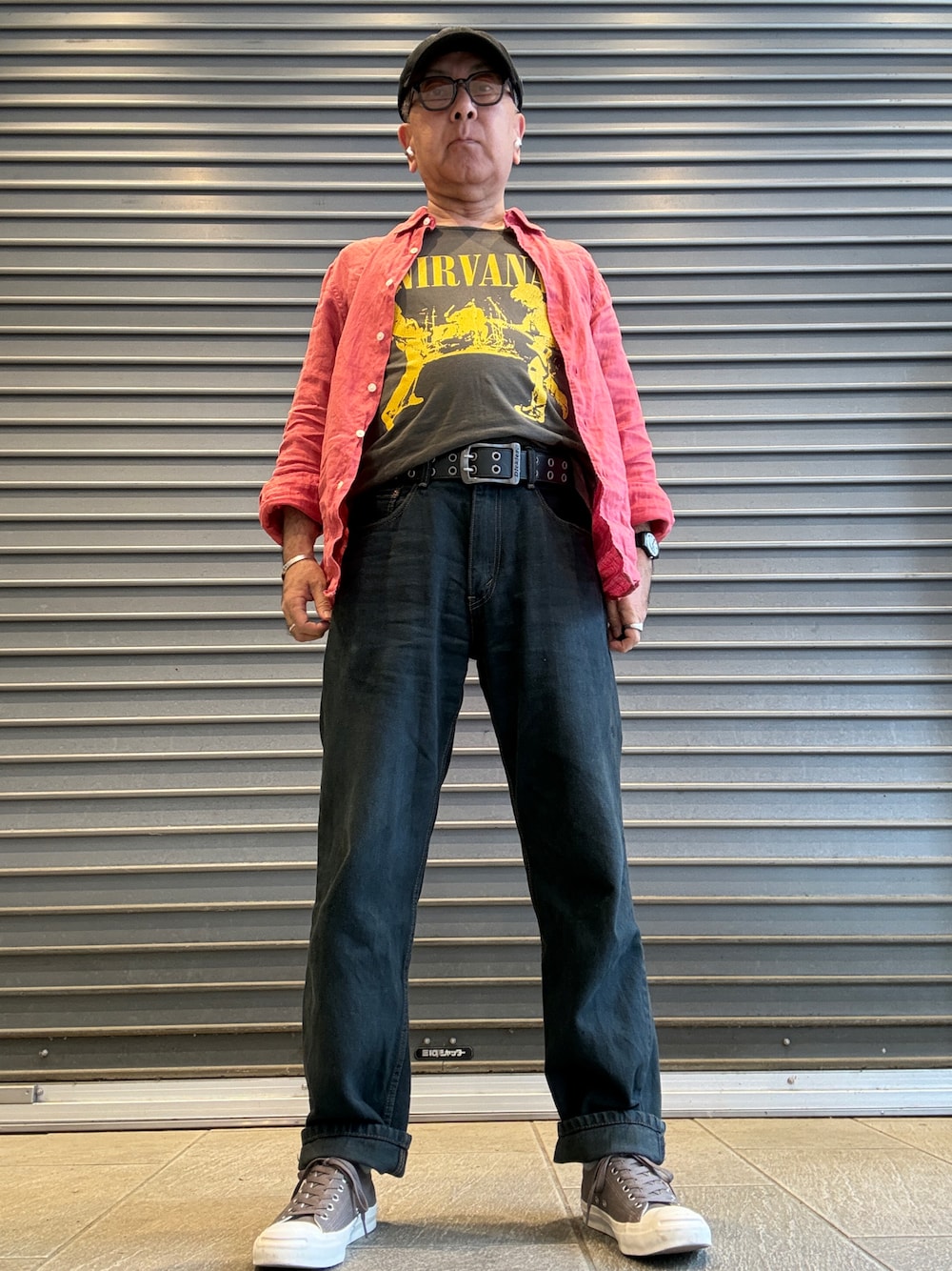 レッド系のシャツ/ブラウス、グレー系のTシャツ/カットソー、ブラック系のデニムパンツを着用したメンズの春コーディネートの1枚目の写真