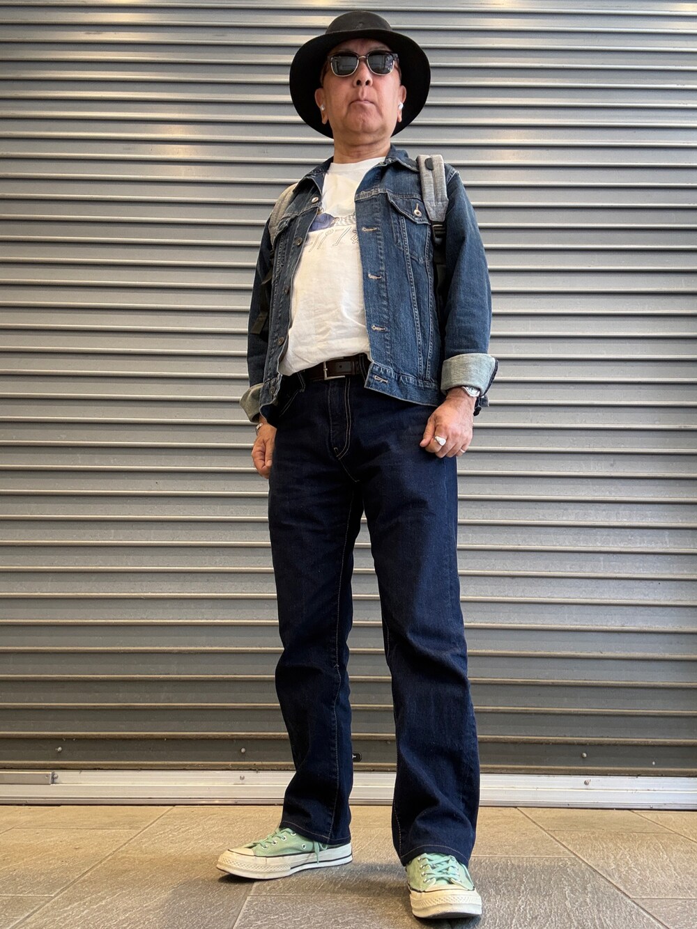ブルー系のデニムパンツ、ホワイト系のTシャツ/カットソー、ブルー系のデニムジャケットを着用したメンズの春コーディネートの1枚目の写真