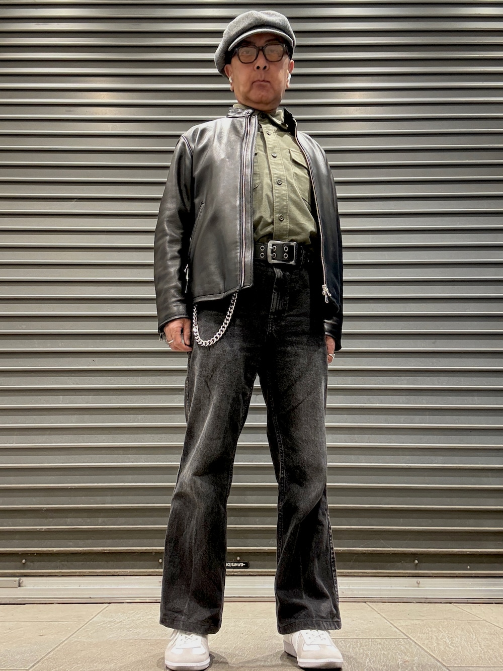 ブラック系のライダースジャケット、グリーン系のシャツ/ブラウス、グレー系のデニムパンツを着用したメンズの冬コーディネートの1枚目の写真