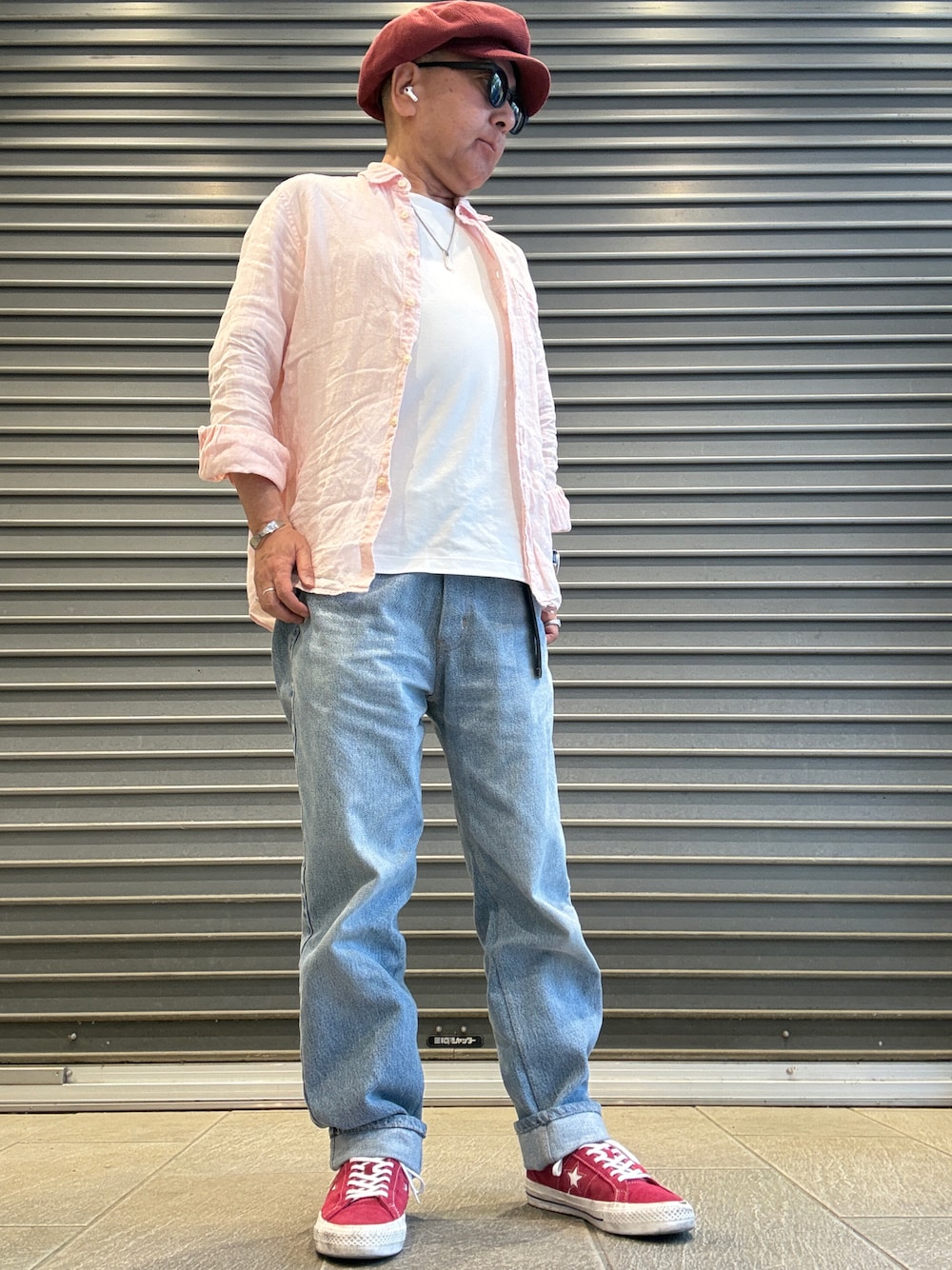 ホワイト系のTシャツ/カットソー、ピンク系のシャツ/ブラウス、ブルー系のデニムパンツを着用したメンズの春コーディネートの1枚目の写真