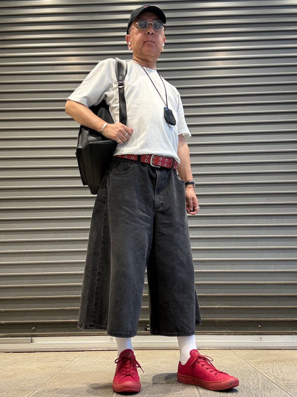 グレー系のTシャツ/カットソー、グレー系のデニムパンツ、ブラック系のバックパック/リュックを着用したメンズの夏コーディネートの1枚目の写真