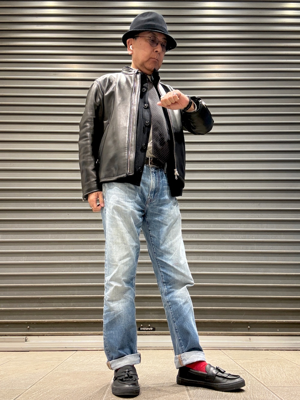 ブラック系のライダースジャケット、ブラック系のローファー、ブラック系のカーディガン/ボレロを着用したメンズの冬コーディネートの1枚目の写真