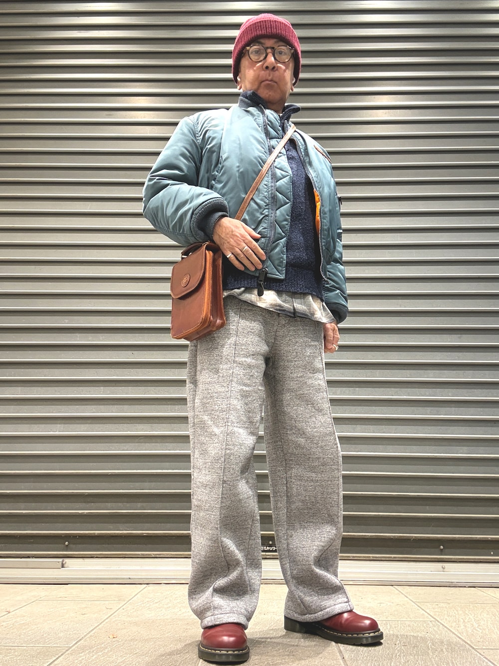 グリーン系のMA-1、レッド系のブーツ、ブラック系のシャツ/ブラウスを着用したメンズの冬コーディネートの1枚目の写真