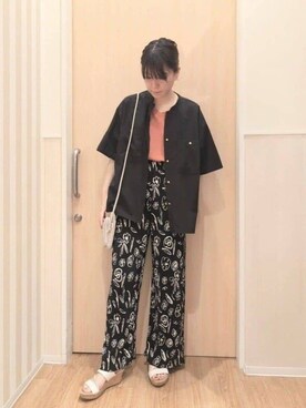 「DRESKIP（ドレスキップ）の【S-LL】大人の抜け感 ビックポケット Vネックシャツ（シャツ/ブラウス、ブラック系）」を使った、UEさん（レディース）の夏コーディネート