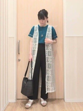 「SHOO・LA・RUE（シューラルー）の【S-LL】羽織るだけでサマ見え レース風の柄が華やかなロングジレ（ベスト、ホワイト系）」を使った、UEさん（レディース）の夏コーディネート