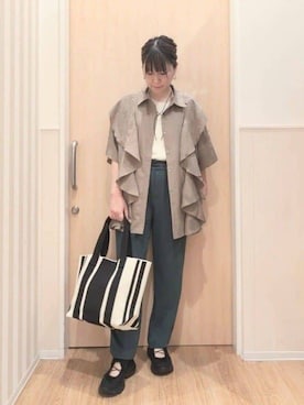 「SHOO・LA・RUE（シューラルー）の【洗える/S-LL】大きめのフリルが印象的 デザインブラウス（チュニック、ブラウン系）」を使った、UEさん（レディース）の夏コーディネート