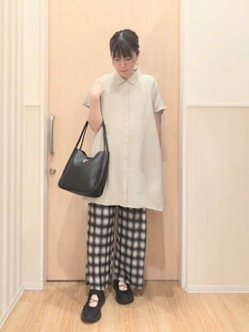 「SHOO・LA・RUE（シューラルー）の【S-LL/体型カバー】さらりとしたタッチが心地よい バックギャザーブラウス（チュニック、ベージュ系）」を使った、UEさん（レディース）の夏コーディネート
