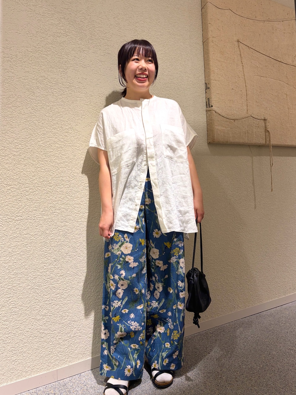 ホワイト系のシャツ/ブラウス、ブラック系のショルダーバッグ、ブルー系のその他パンツを着用したレディースの春コーディネートの1枚目の写真