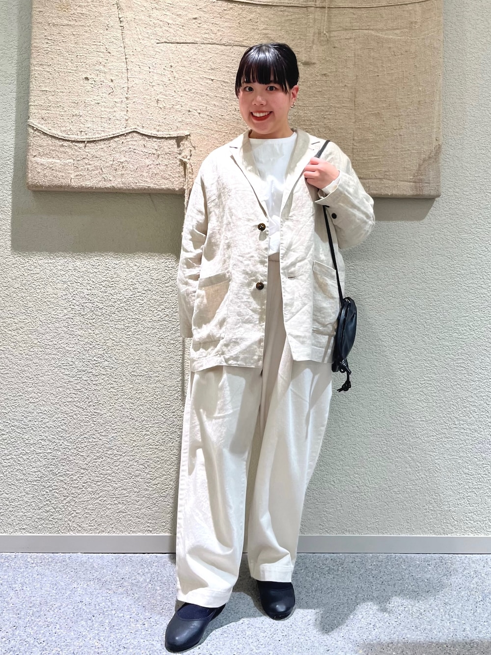 ベージュ系のその他パンツ、ブラック系のバレエシューズ、ブラック系のショルダーバッグを着用したレディースの冬コーディネートの1枚目の写真