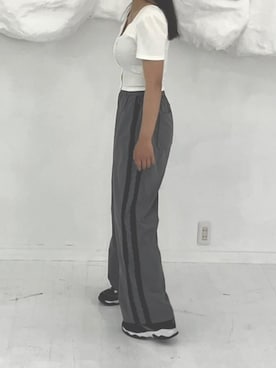 「EMODA（エモダ）のフロントボタンリョートリブトップ（Tシャツ/カットソー、ホワイト系）」を使った、kumi.さん（レディース・165cm）の春コーディネート