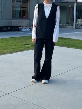 「SENSE OF PLACE by URBAN RESEARCH（センスオブプレイスバイアーバンリサーチ）のセンタープレスフレアデニム（デニムパンツ、ブラック系）」を使った、kumi.さん（レディース・165cm）の春コーディネート