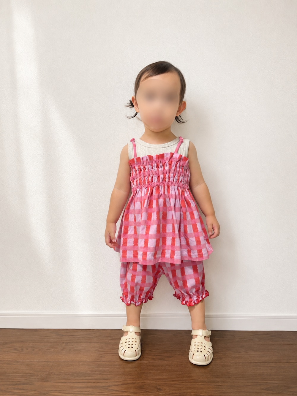 ホワイト系のサンダル、ピンク系のその他パンツ、ピンク系のトップスを着用したキッズの夏コーディネートの1枚目の写真