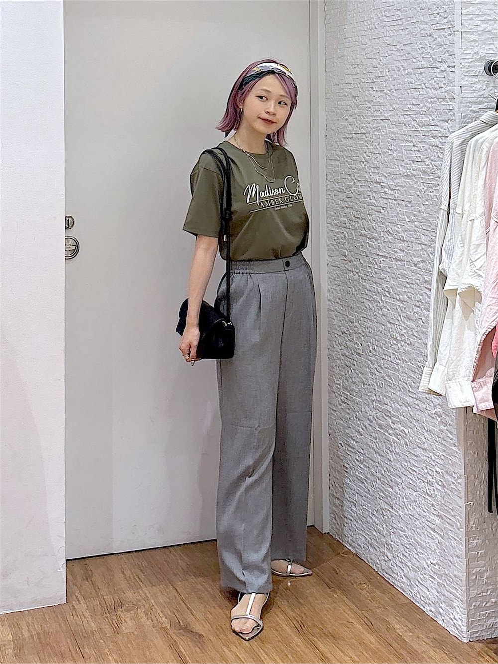 ブラック系のショルダーバッグ、グレー系のその他パンツ、グリーン系のTシャツ/カットソーを着用したレディースの夏コーディネートの1枚目の写真