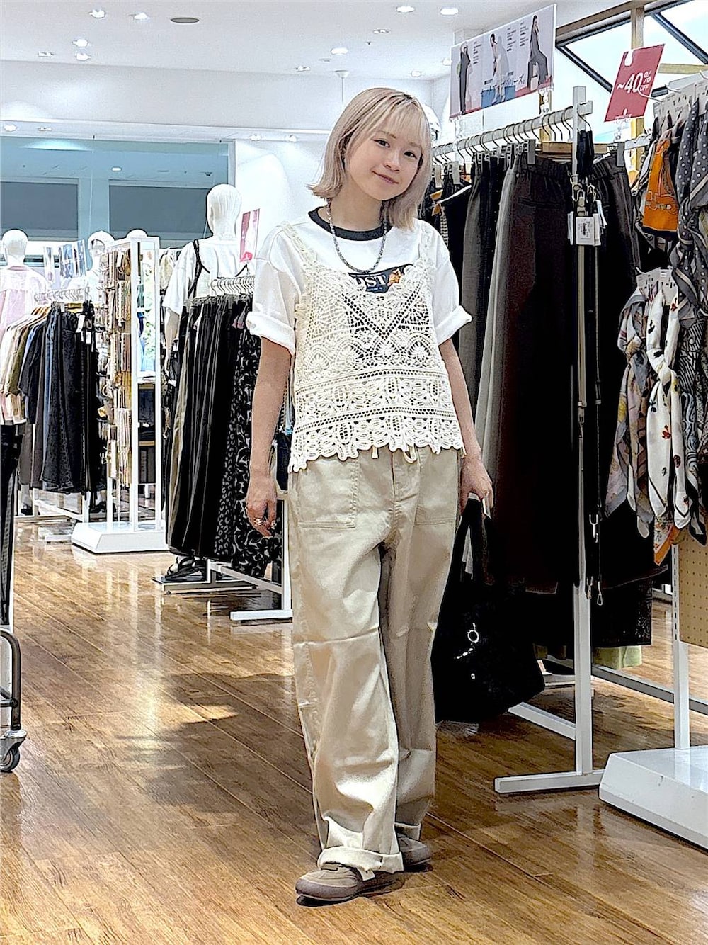 ブラウン系のスニーカー、ブラック系のトートバッグ、ベージュ系のその他パンツを着用したレディースの夏コーディネートの1枚目の写真