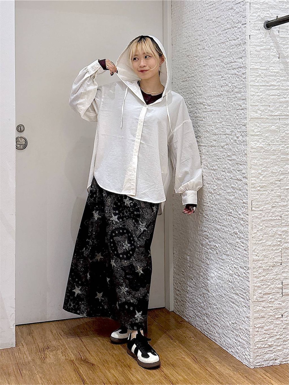 レッド系のTシャツ/カットソー、ブラック系のスニーカー、ホワイト系のTシャツ/カットソーを着用したレディースの夏コーディネートの1枚目の写真