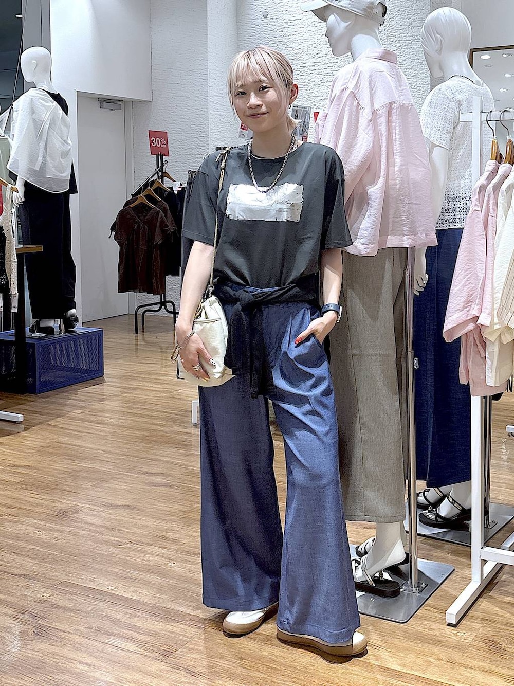 ホワイト系のスニーカー、グレー系のTシャツ/カットソー、ベージュ系のボディバッグ/ウエストポーチを着用したレディースの夏コーディネートの1枚目の写真