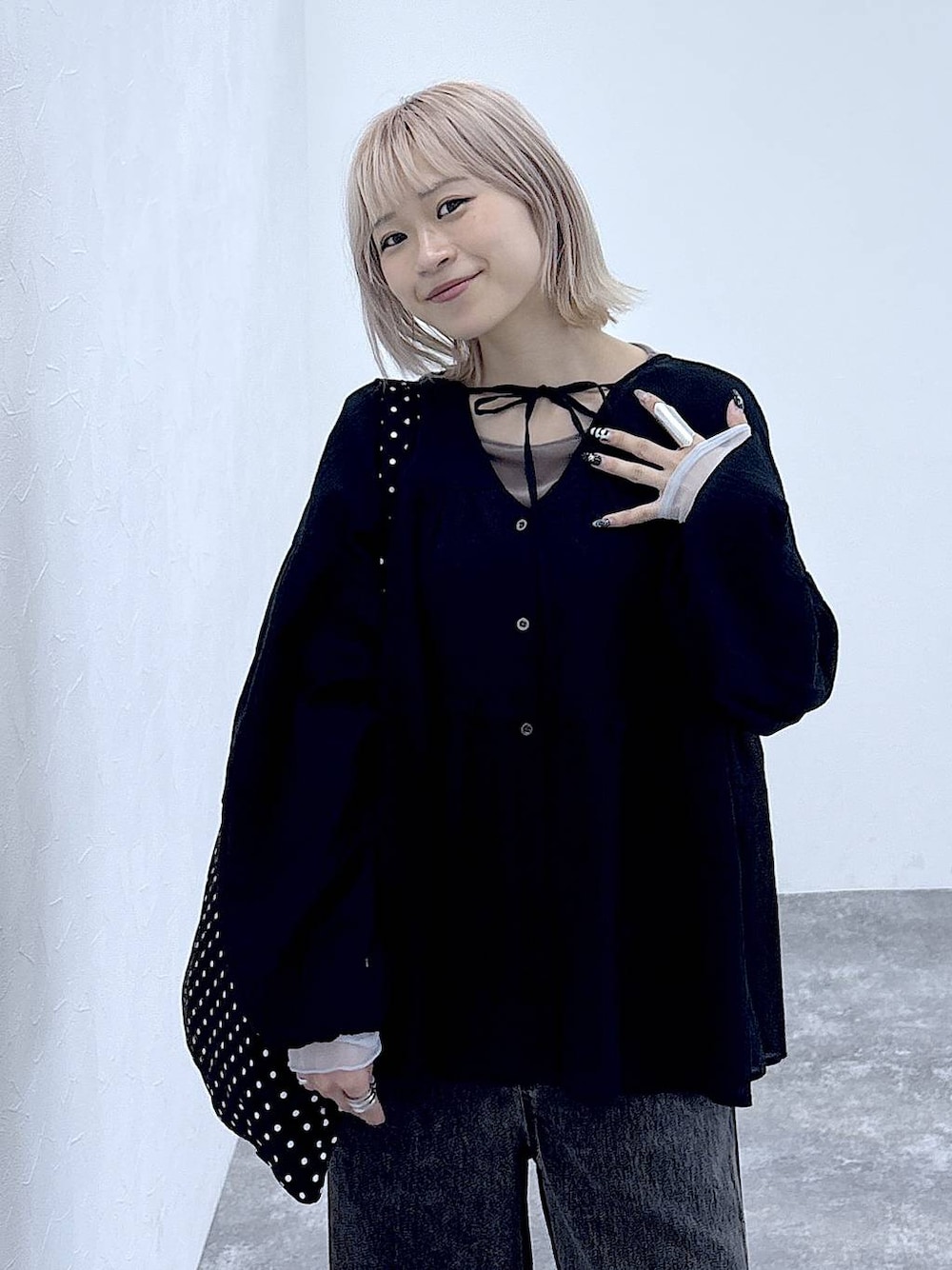 ブラウン系のTシャツ/カットソー、ブラック系のトートバッグ、ホワイト系のサンダルを着用したレディースの夏コーディネートの1枚目の写真