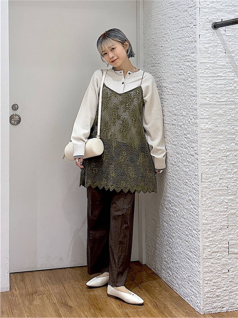 ベージュ系のパンプス、ホワイト系のクラッチバッグ、ブラウン系のその他パンツを着用したレディースの秋コーディネートの1枚目の写真