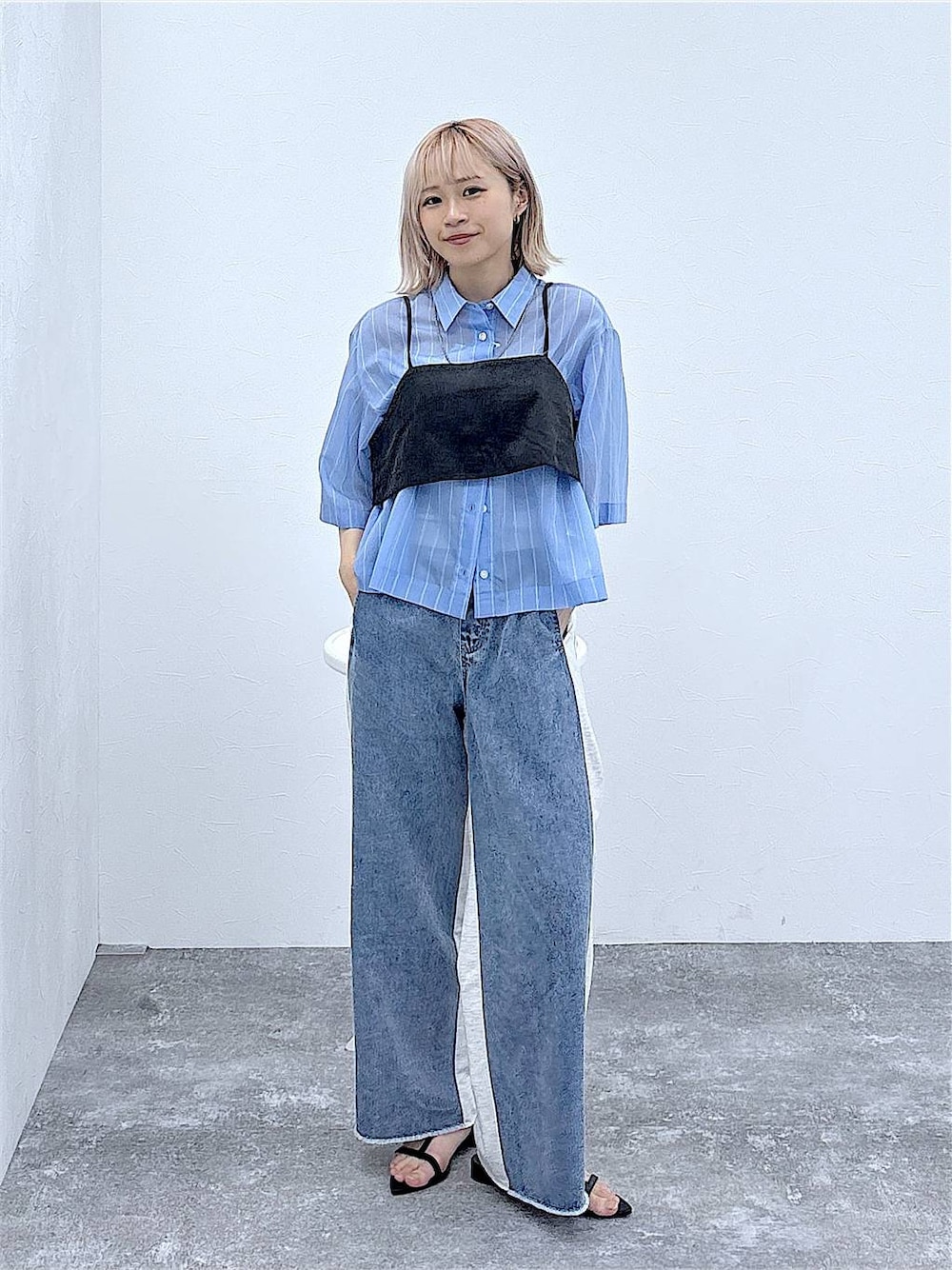 ブルー系のシャツ/ブラウス、ブラック系のサンダル、グレー系のキャミソールを着用したレディースの夏コーディネートの1枚目の写真