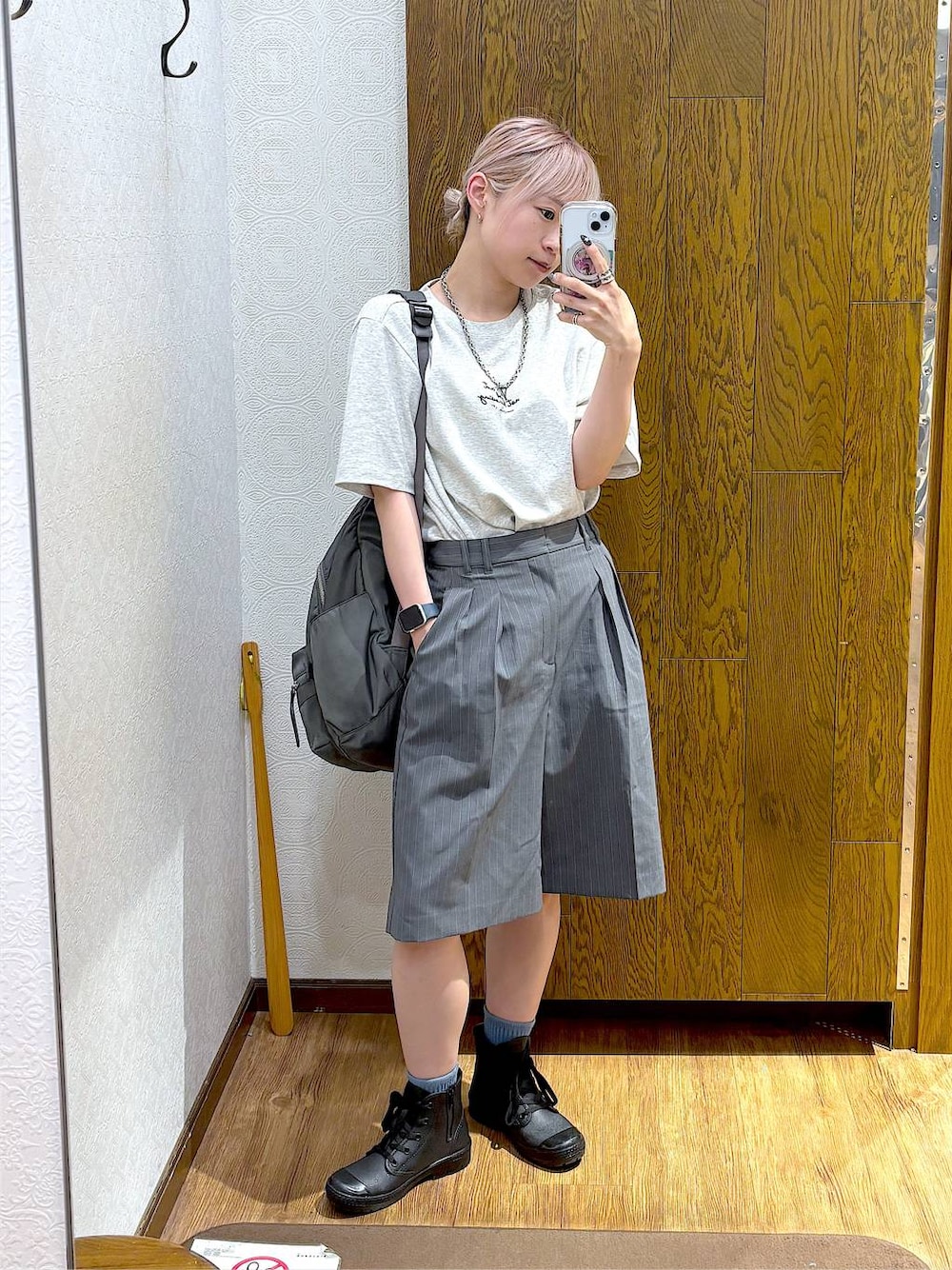 グレー系のバックパック/リュック、グレー系のTシャツ/カットソー、グレー系のその他パンツを着用したレディースの夏コーディネートの1枚目の写真