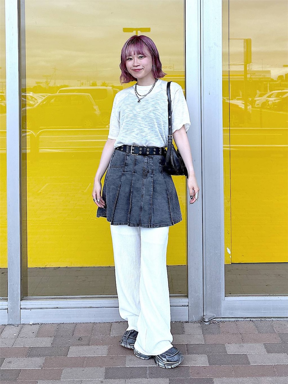 ホワイト系のその他パンツ、グレー系のスニーカー、ブラック系のデニムスカートを着用したレディースの夏コーディネートの1枚目の写真