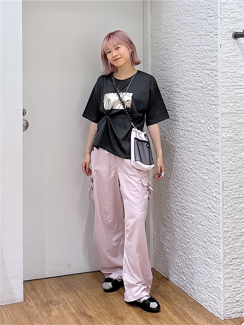グレー系のTシャツ/カットソー、ピンク系のカーゴパンツ、ピンク系のボディバッグ/ウエストポーチを着用したレディースの夏コーディネートの1枚目の写真