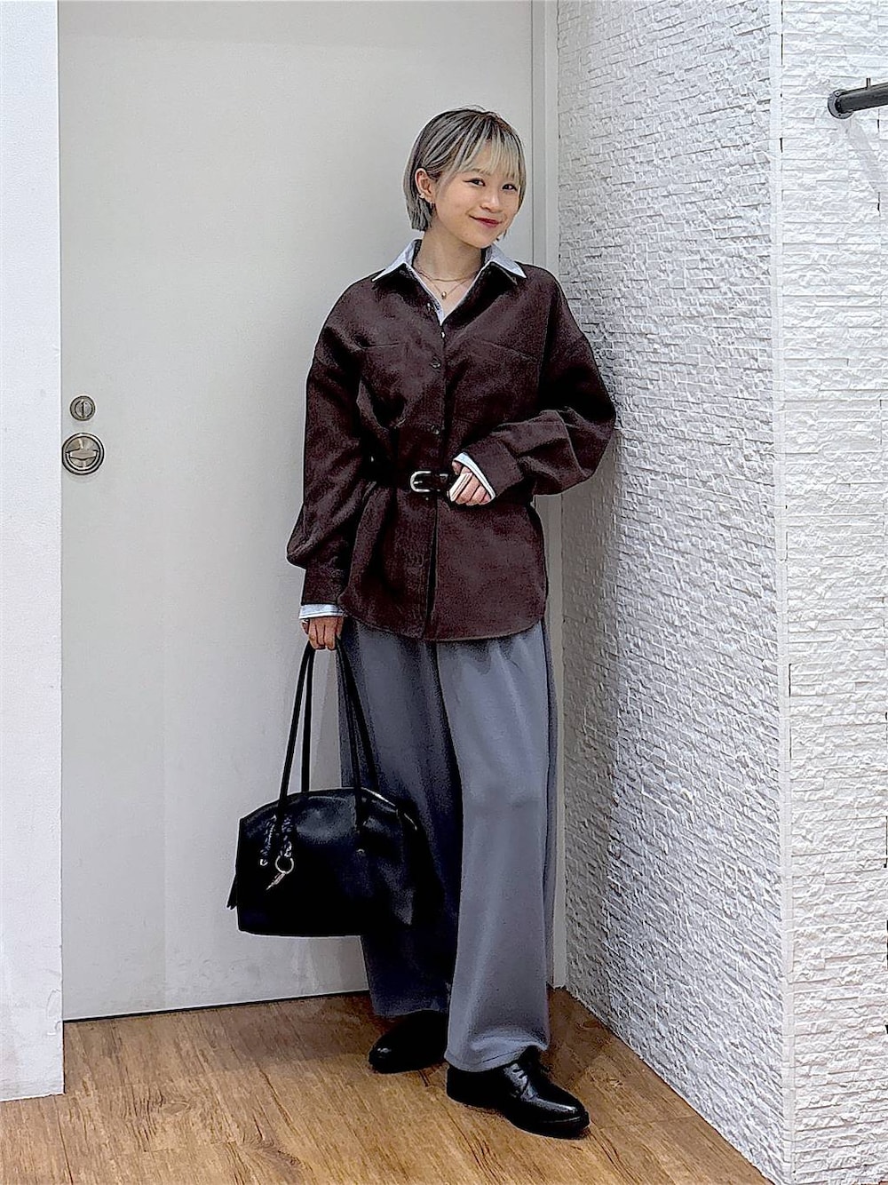 ブラック系のその他シューズ、ブラック系のボストンバッグ、ブルー系のその他パンツを着用したレディースの秋コーディネートの1枚目の写真