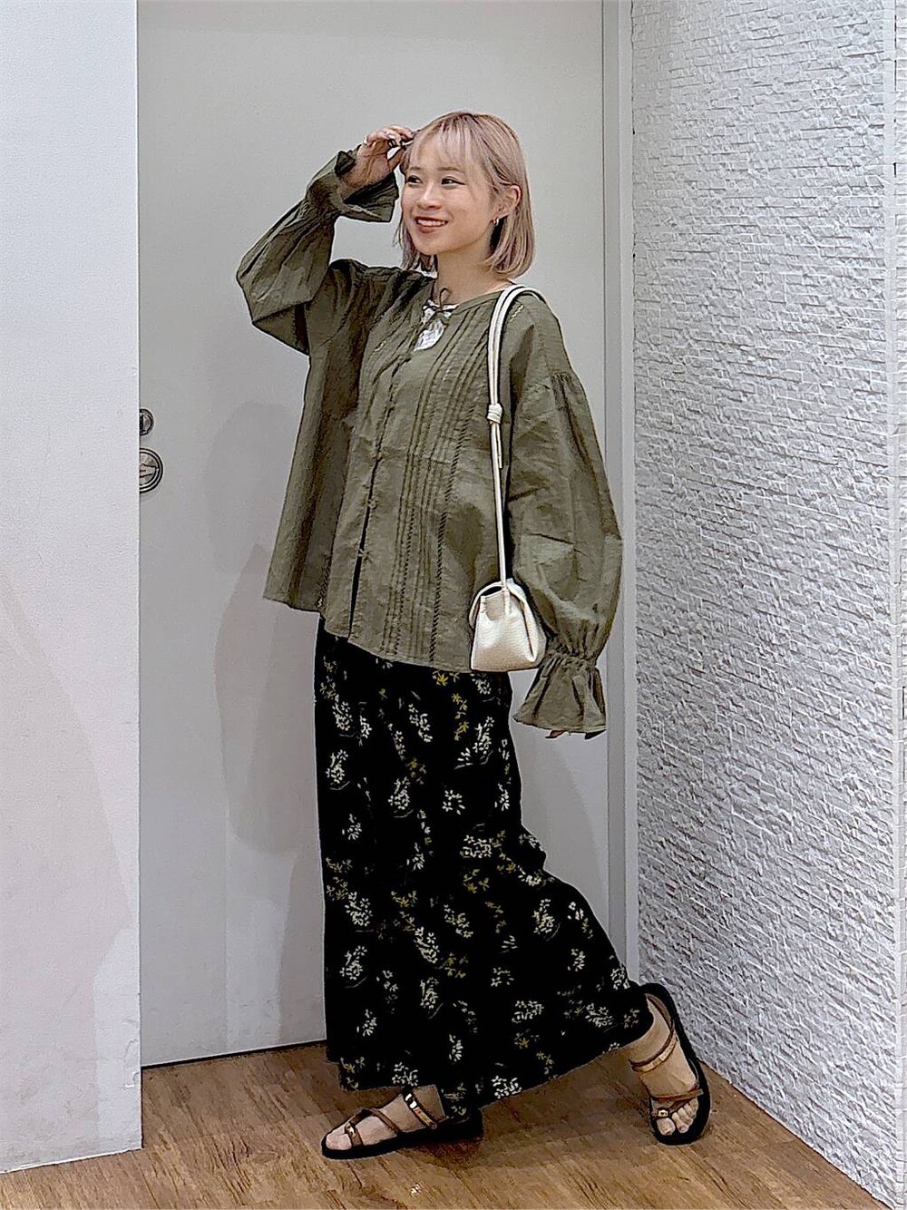 グリーン系のシャツ/ブラウス、ベージュ系のショルダーバッグ、ブルー系のその他パンツを着用したレディースの夏コーディネートの1枚目の写真