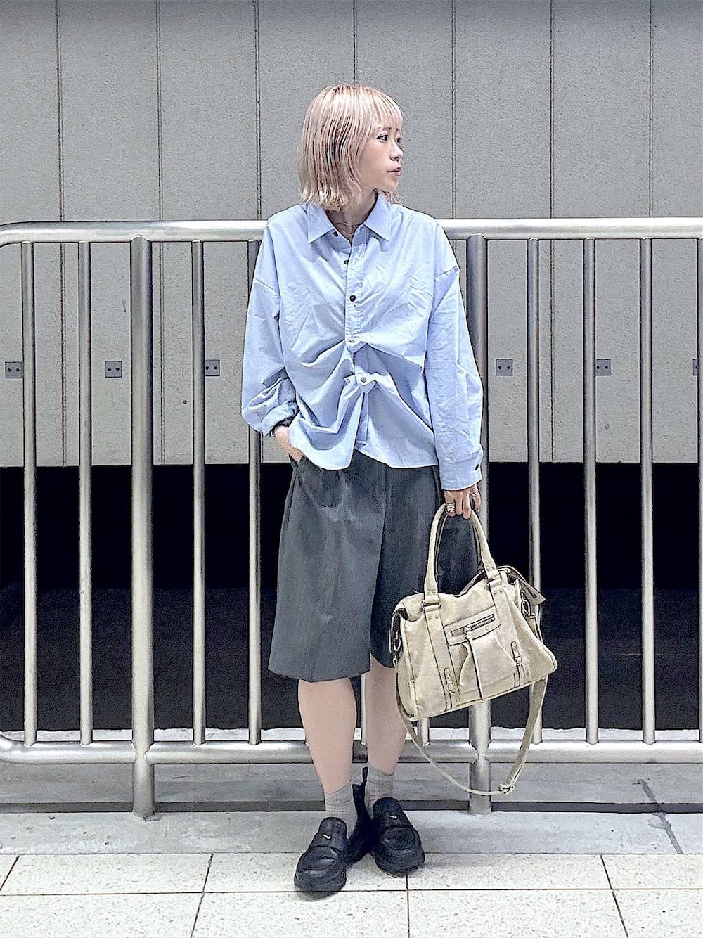 ベージュ系のボストンバッグ、ブルー系のシャツ/ブラウス、グレー系のその他パンツを着用したレディースの夏コーディネートの1枚目の写真