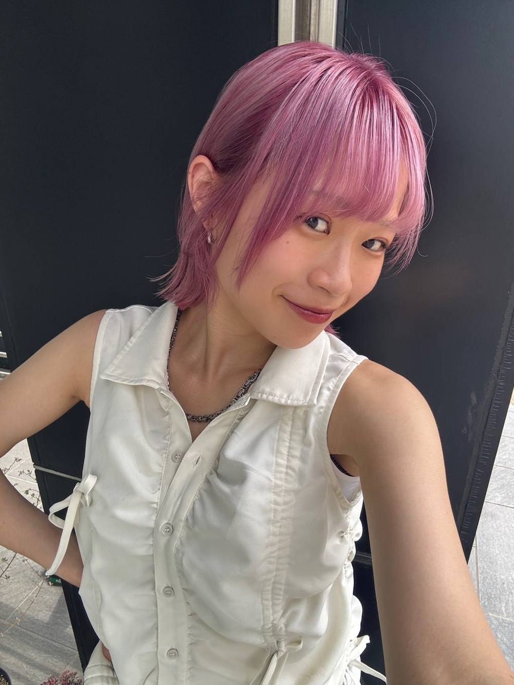 ホワイト系のシャツ/ブラウス、グレー系のネックレスを着用したレディースの夏コーディネートの1枚目の写真