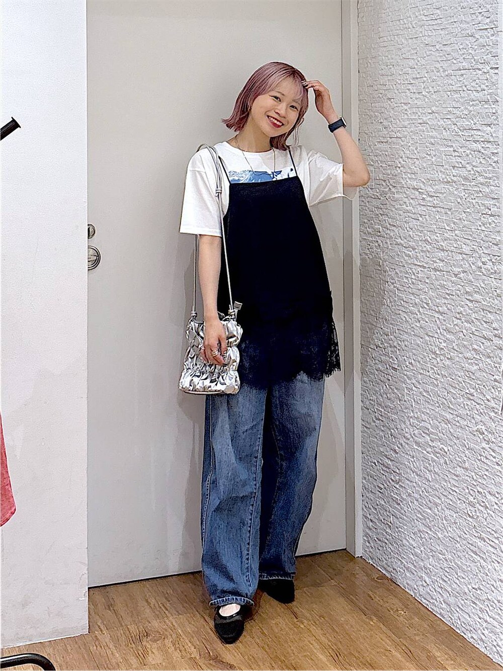 ブルー系のデニムパンツ、ホワイト系のTシャツ/カットソー、ブラック系のパンプスを着用したレディースの夏コーディネートの1枚目の写真