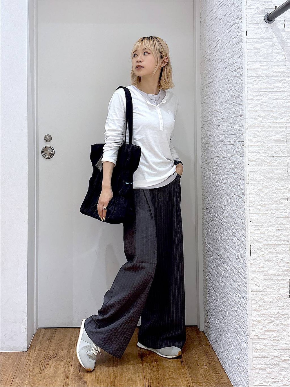 ホワイト系のTシャツ/カットソー、グレー系のTシャツ/カットソー、ブラック系のトートバッグを着用したレディースの夏コーディネートの1枚目の写真