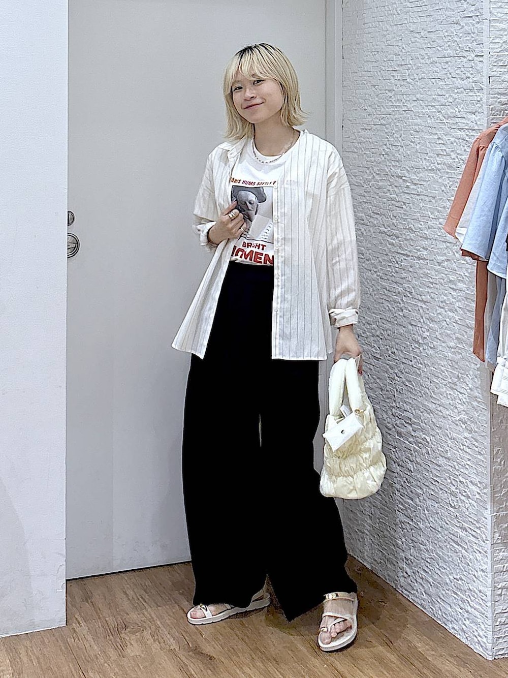 ホワイト系のシャツ/ブラウス、ブラック系のトートバッグ、ホワイト系のTシャツ/カットソーを着用したレディースの夏コーディネートの1枚目の写真